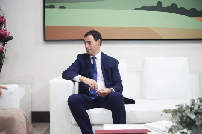 Duelo entre el Gobierno y Aena por los aeropuertos del País Vasco 1 Merca2.es El lehendakari, Imanol Pradales, durante una reunión, en el Palacio de Navarra, a 4 de septiembre de 2024, en Pamplona, Navarra. Fuente: Agencias