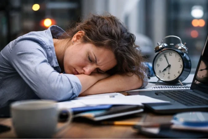 Juan Nattex (57), experto en descanso: "Esto que haces antes de dormir podría estar afectando más de lo que crees" 1 Merca2.es dormir