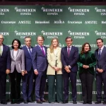 Brindar también significa avanzar: cervezas elaboradas con 100% energía renovable 5 Merca2.es De izq. a dcha.: Mario Ruiz-Tagle, CEO de Iberdrola España; Carmen Ponce, directora de Asuntos Corporativos y Sostenibilidad de HEINEKEN España; Carlos Novillo, consejero de Medio Ambiente de la Comunidad de Madrid; Etienne Strijp, presidente de HEINEKEN España; Sara Aagesen, vicepresidenta tercera y ministra para la Transición Ecológica y el Reto Demográfico; Jorge Paradela, consejero de Industria, Energía, Minas y Digitalización de la Junta de Andalucía; Janis Rey, Managing Director Local Energy Infrastructures ENGIE España; y Miquel Frasquet, director técnico de CSIN y cofundador y CEO de Solatom.