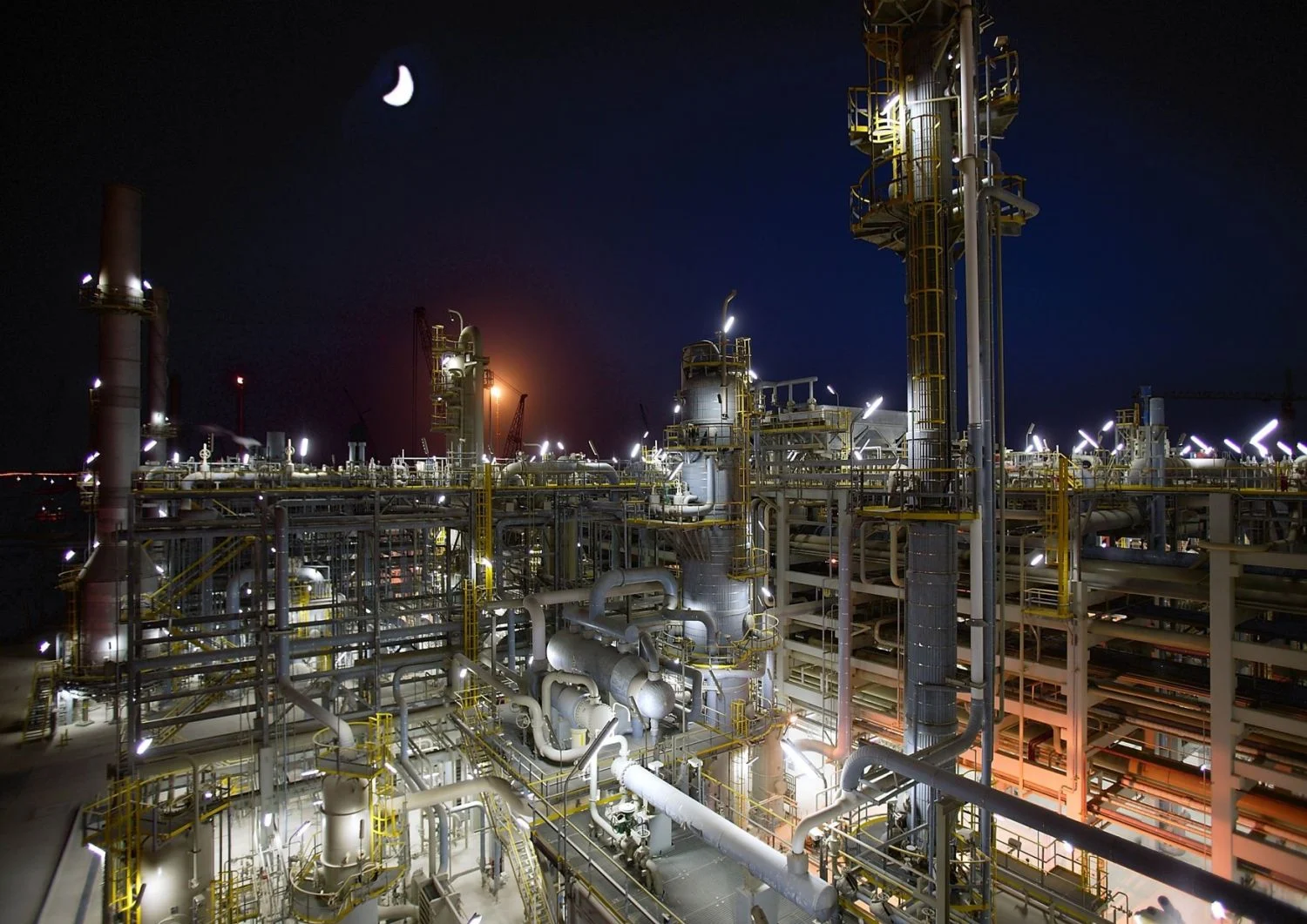 Catar extiende la fuerza mayor del LNG y dispara el precio del gas Europa: 23,4 $/MMBtu 1 Merca2 QatarEnergy fuerza mayor LNG