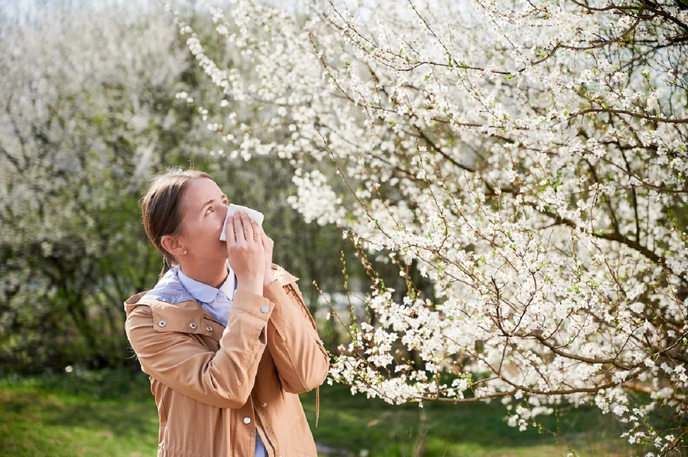 Mujer sufriendo alergia en primavera