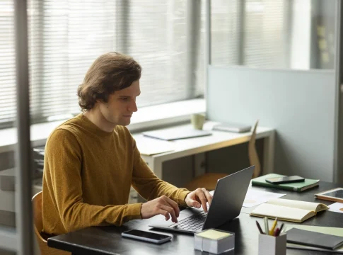 Persona trabajando en una oficina con el ordenador