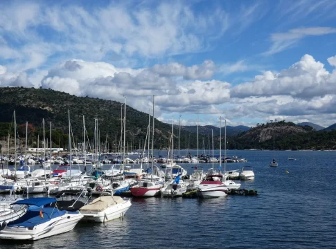 El pantano a una hora de Madrid que parece una playa gallega y es el mejor sitio para desconectar este marzo El pantano a una hora de Madrid que parece una playa gallega y es el mejor sitio para desconectar este marzo
