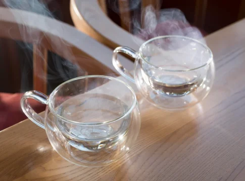 Ni quema grasa ni hace milagros: El alerta de los médicos españoles a la nueva moda del agua caliente en tu cuerpo al despertar Ni quema grasa ni hace milagros: El alerta de los médicos españoles a la nueva moda del agua caliente en tu cuerpo al despertar