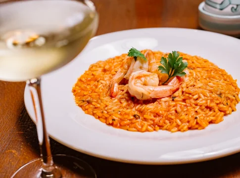 Come de lujo por menos de 5 euros: el arroz meloso con alitas de pollo que está arrasando en España Come de lujo por menos de 5 euros: el arroz meloso con alitas de pollo que está arrasando en España