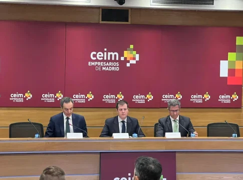 De izquierda a derecha :Rafael Barbadillo, presidente de la Comisión de Sostenibilidad y Movilidad de CEIM; Luis Martín Izquierdo, viceconsejero de Cultura, Turismo y Deporte, de la Comunidad de Madrid; y Eduardo Montejo, delegado institucional de Iberdrola en Madrid. Fuente: Merca2