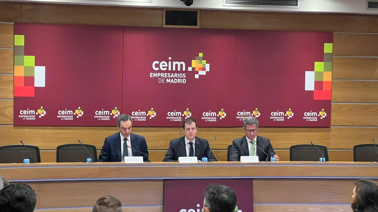 De izquierda a derecha :Rafael Barbadillo, presidente de la Comisión de Sostenibilidad y Movilidad de CEIM; Luis Martín Izquierdo, viceconsejero de Cultura, Turismo y Deporte, de la Comunidad de Madrid; y Eduardo Montejo, delegado institucional de Iberdrola en Madrid. Fuente: Merca2