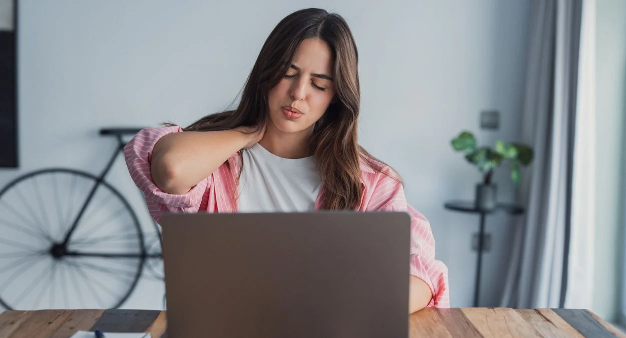 El dolor de cuello crónico, la nueva epidemia silenciosa: por qué cada vez afecta a más personas y cómo prevenirlo