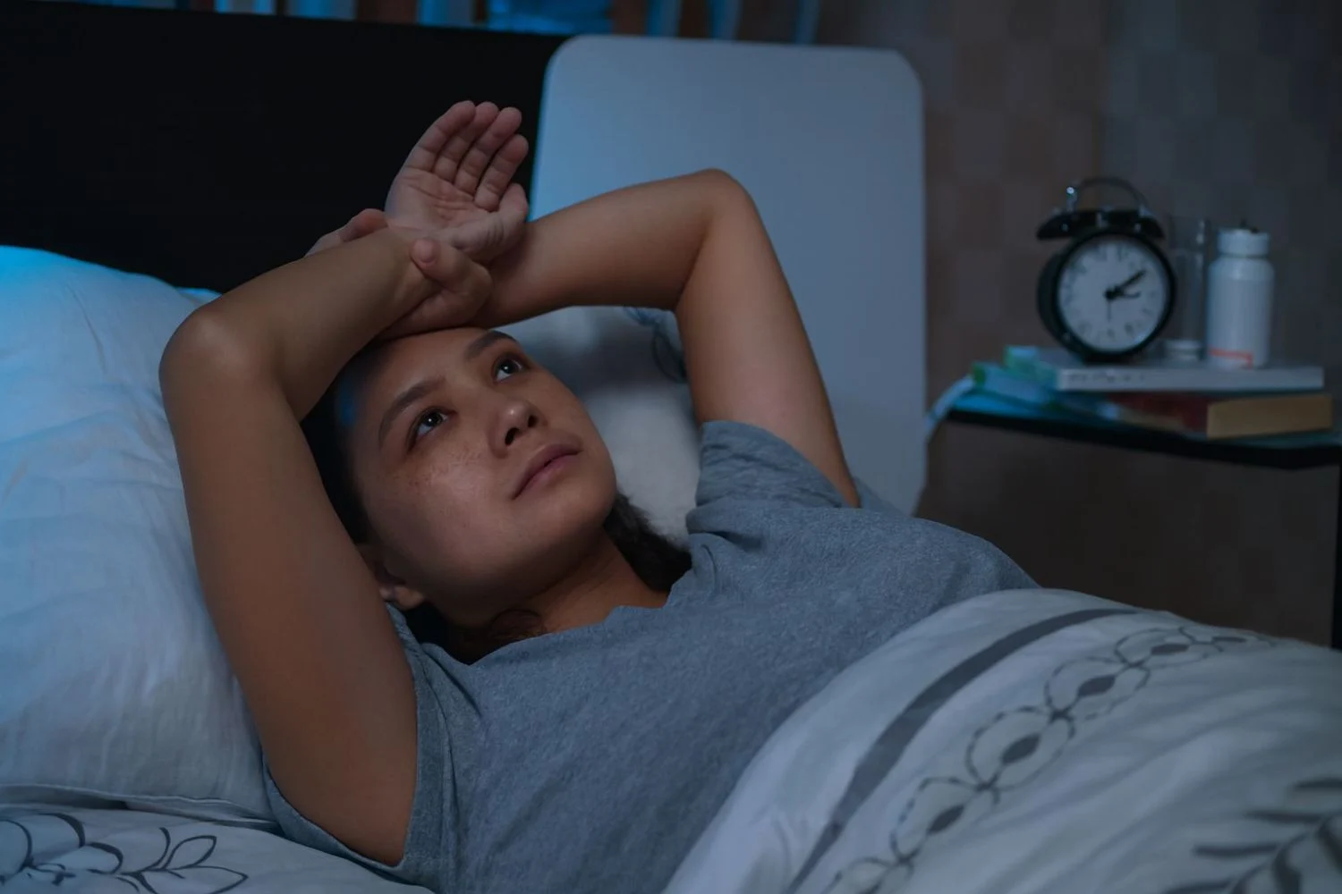 El cambio que debes hacer hoy mismo en tu mesilla de noche si quieres dejar de despertarte a las tres de la mañana por culpa del móvil