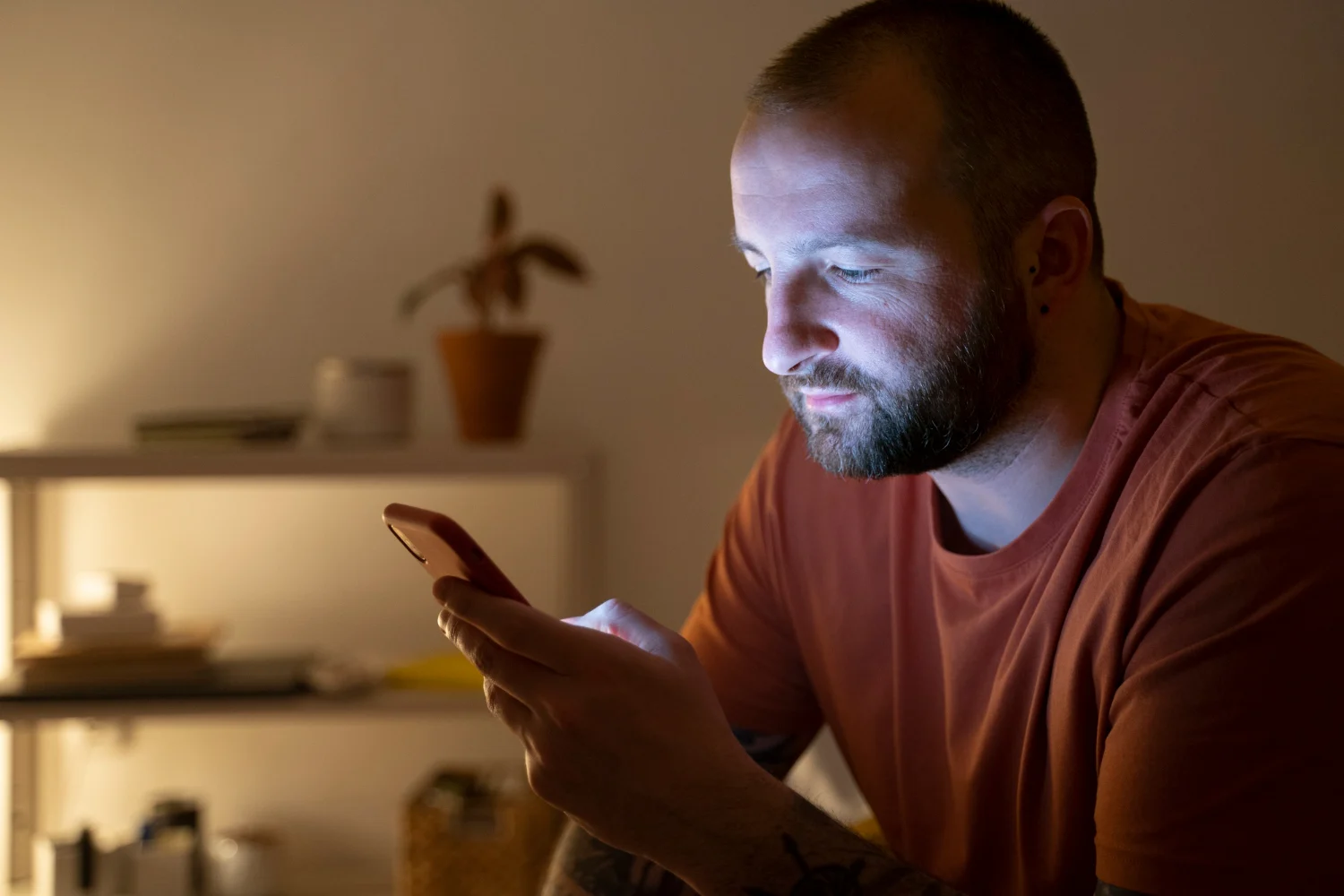 Sigues leyendo uno por uno tus chats y ya existe un botón que lo hace por ti