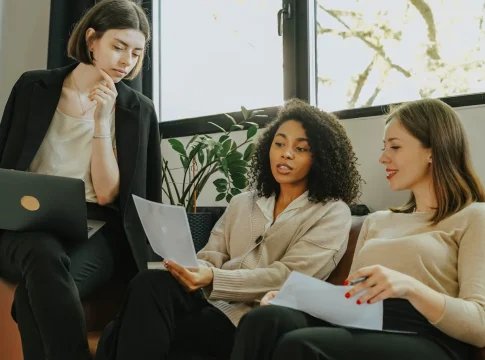 pexels-olia-danilevich-8145352 mujeres trabajadoras