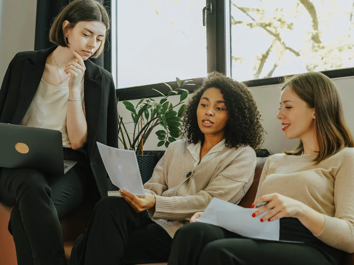 pexels-olia-danilevich-8145352 mujeres trabajadoras