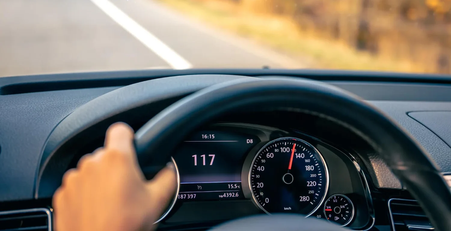 Por qué tu coche marca 88 km/h cuando Google Maps indica solo 80 km/h: Cómo evitar multas