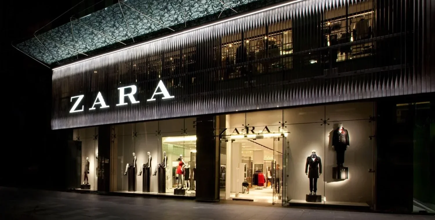 El diseño asimétrico de la nueva colección rompe con los esquemas del patronaje tradicional en el gigante de Inditex.