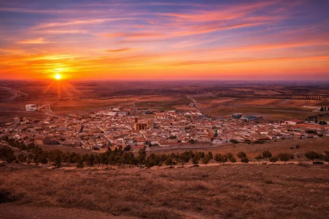 Toledo, relegada a un "ramal": la polémica decisión de Renfe que indigna a los usuarios 1 Merca2 El mejor atardecer de Toledo no está en el Alcázar: el castillo "salvaje" con vistas de 360 grados y entrada libre