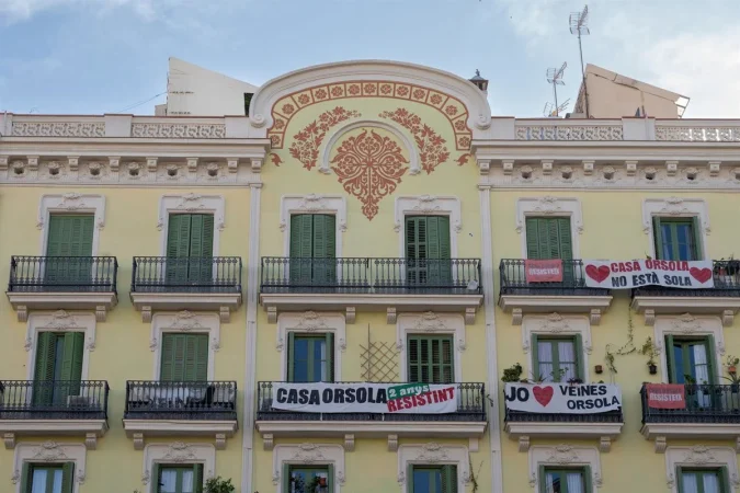 La 'nueva Casa Orsola': el movimiento por la vivienda frena un desahucio en Barcelona 14 Merca2.es Casa Orsola Merca2.es