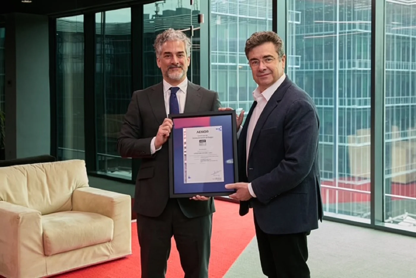 David de Pastors, director general de Evaluación de la Conformidad de AENOR, y José Miguel García, CEO de Vodafone España