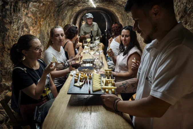 Cata de quesos en una cueva