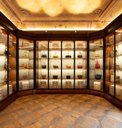 Kering se juega la recuperación con Gucci: EE. UU. aguanta, pero China sigue lastrando el crecimiento 1 Merca2.es La imagen actual no tiene texto alternativo. El nombre del archivo es: Kering.webp