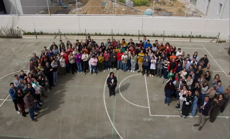 Magdalena Moriche rodeada de usuarios y trabajadores de su Fundacion Merca2.es