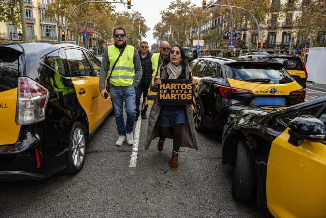 El mapa de la discordia: la ausencia de una norma estatal desata la guerra contra Uber, Cabify y Bolt 2 Merca2 Marcha lenta del taxi en Barcelona en diciembre. Fuente: Agencias