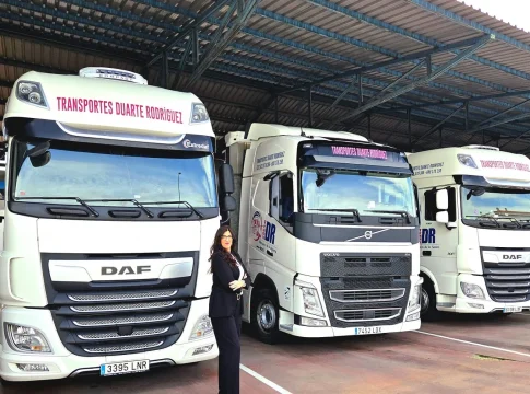 Maribel Rodríguez, junto a algunos de los camiones de la flota de Transportes Duarte