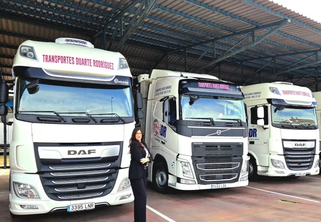 Maribel Rodriguez junto a algunos de los camiones de la flota de Transportes Duarte Merca2.es
