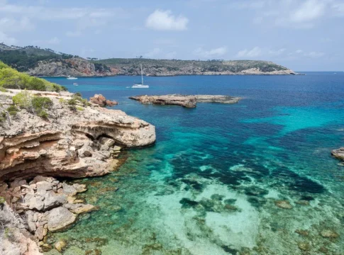 No es Cerdeña, es la isla mágica del Mediterráneo con playas turquesas y ruinas antiguas que debes visitar este abril No es Cerdeña, es la isla mágica del Mediterráneo con playas turquesas y ruinas antiguas que debes visitar este abril