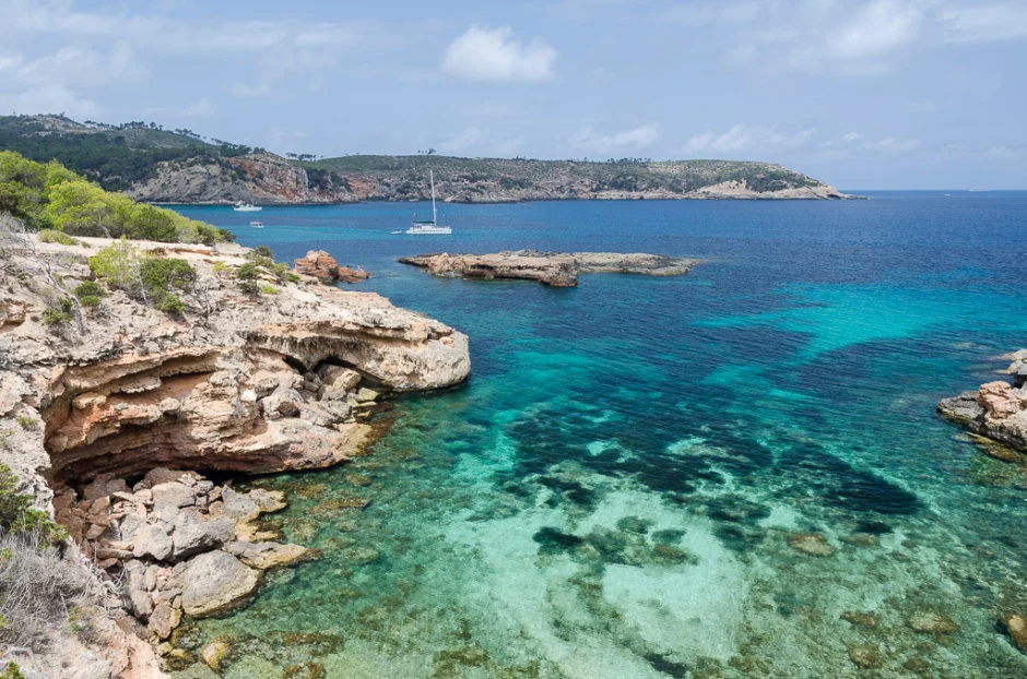 No es Cerdeña, es la isla mágica del Mediterráneo con playas turquesas y ruinas antiguas que debes visitar este abril No es Cerdeña, es la isla mágica del Mediterráneo con playas turquesas y ruinas antiguas que debes visitar este abril