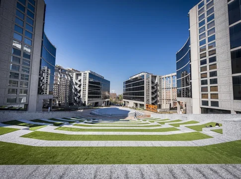 BofA se decanta por Merlin frente a Colonial en su revisión del sector europeo Imagen: Merlin Campus Almansa Cunef BofA se decanta por Merlin frente a Colonial en su revisión del sector europeo