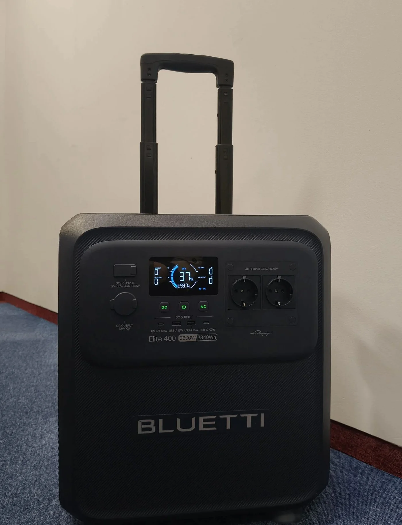 Modelo Bluetti. Elite 400. Con el asa extendida