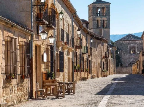 Piedra, silencio y el mejor cordero: El plan de fin de semana perfecto en la villa más bonita de Segovia Piedra, silencio y el mejor cordero: El plan de fin de semana perfecto en la villa más bonita de Segovia