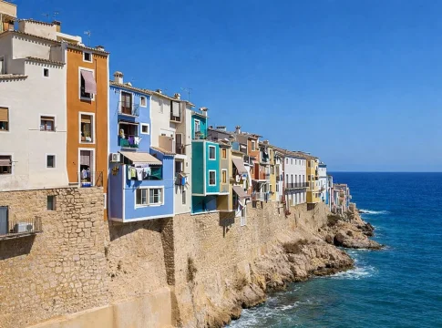 Ni Benidorm ni la Costa del Sol: el pueblo de Alicante que los ingleses aún no han colonizado y tiene calas de agua turquesa por la mitad de precio Ni Benidorm ni la Costa del Sol: el pueblo de Alicante que los ingleses aún no han colonizado y tiene calas de agua turquesa por la mitad de precio