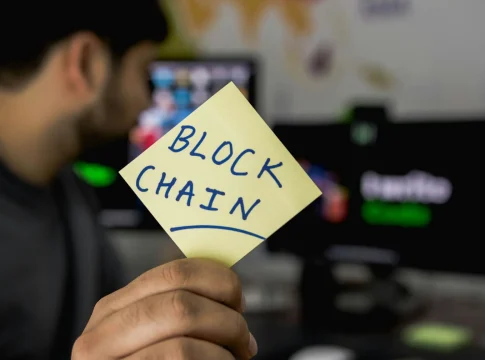 aave-desplome-defi-hackeo-kelp-aave-precio-caida Aave precio caída