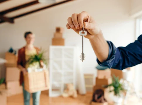 Tienes 35 años, trabajo fijo y no puedes vivir donde trabajas: la trampa silenciosa del mercado de alquiler en Madrid en 2026 Tienes 35 años, trabajo fijo y no puedes vivir donde trabajas: la trampa silenciosa del mercado de alquiler en Madrid en 2026