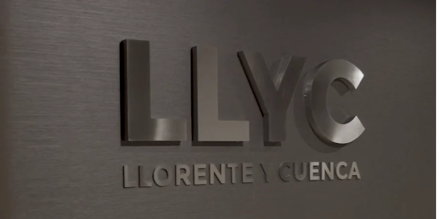 LLYC fía su rentabilidad a la tijera: un plan de recortes millonario tras el desplome del 36% en su beneficio operativo