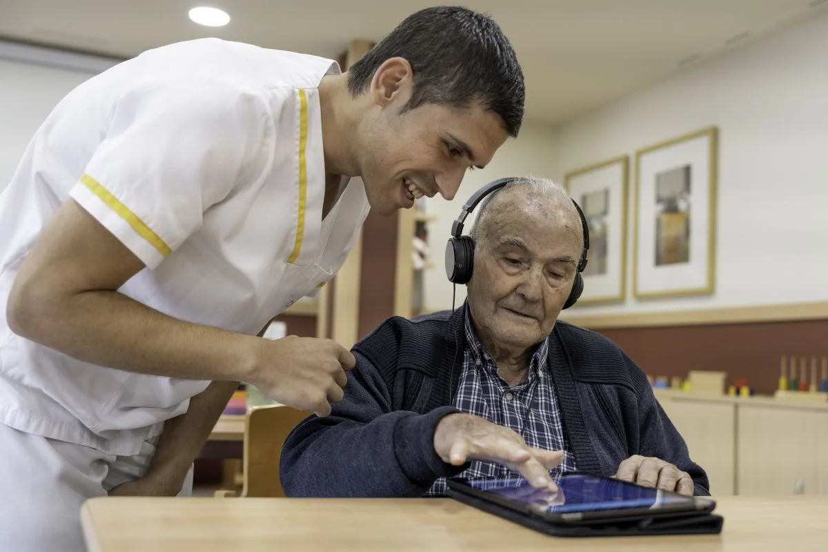 España avanza hacia un modelo de cuidados más humanizado con impulso institucional y social