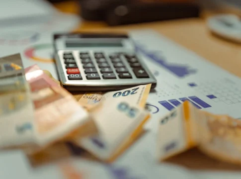 pexels-jakubzerdzicki-28176949 Generar ingresos pasivos