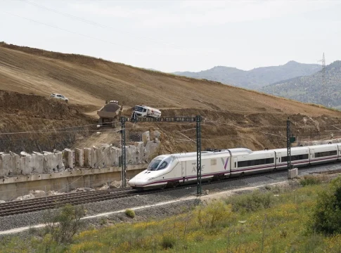 AVE de Renfe en el lugar del accidente de Adamuz 3 meses después. Agencias AVE de Renfe en el lugar del accidente de Adamuz 3 meses después. Agencias