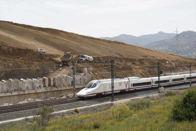 Jaque mate a Renfe en España y la UE: obligada a abrir sus talleres y su web a Ouigo e Iryo 1 Merca2 AVE de Renfe en el lugar del accidente de Adamuz 3 meses después. Agencias