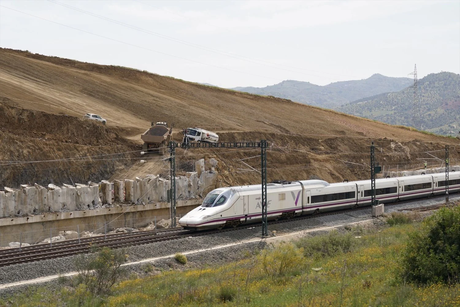 AVE de Renfe en el lugar del accidente de Adamuz 3 meses después. Agencias AVE de Renfe en el lugar del accidente de Adamuz 3 meses después. Agencias