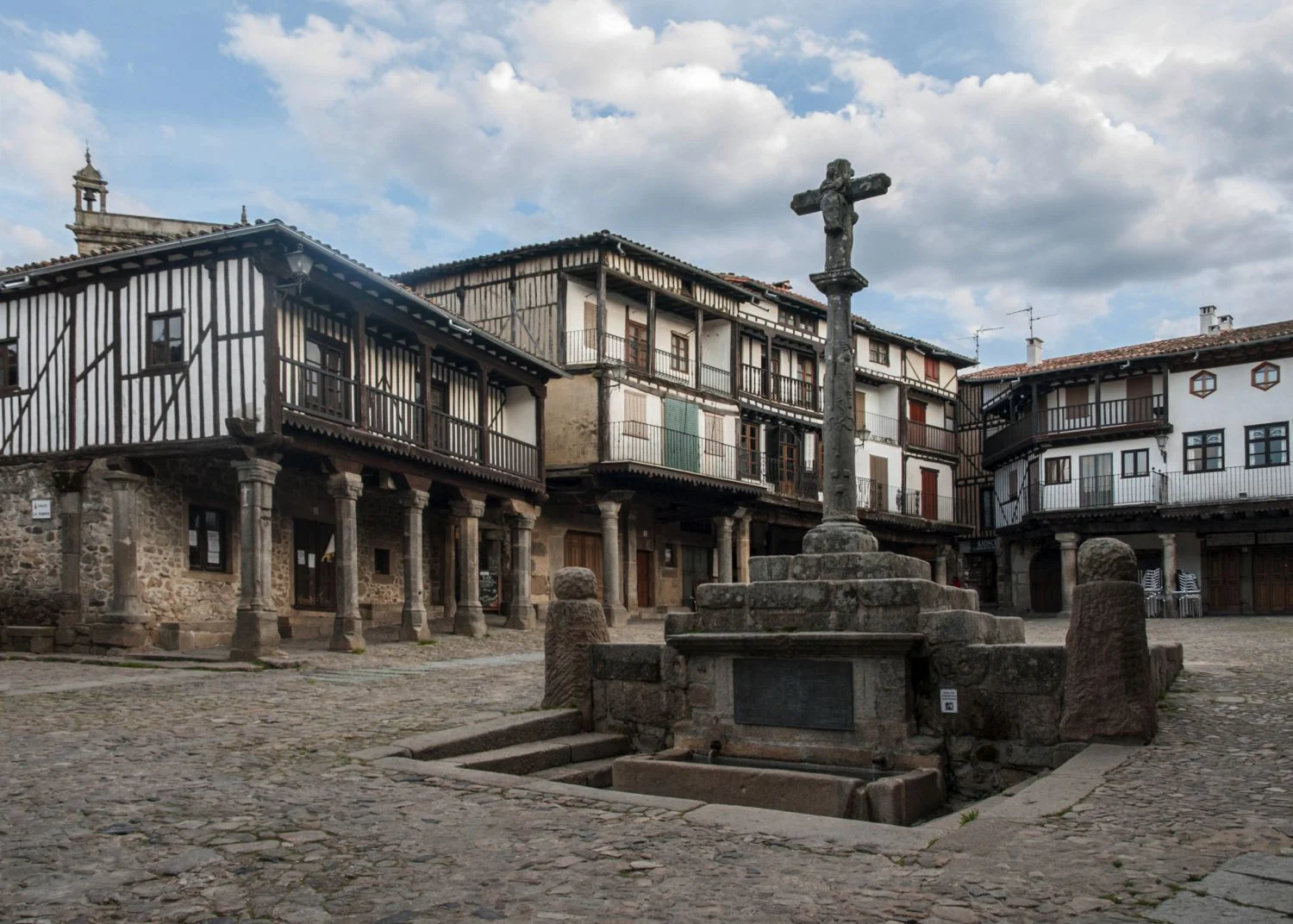 Un viaje en el tiempo sin salir de la península: el pueblo con entramado de madera ideal para junio