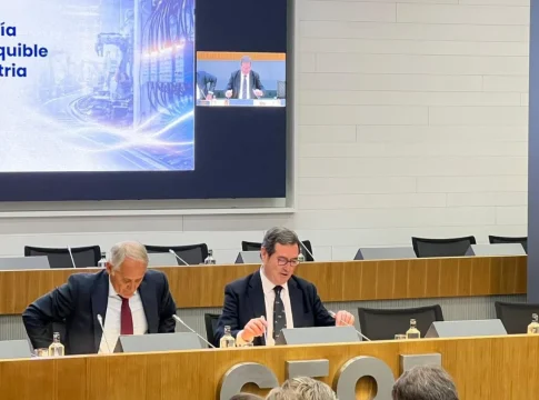 Carlos Reinoso, portavoz de la Alianza por la Competitividad de la Industria Española y Antonio Garamendi, presidente de la CEOE. Fuente: Merca2