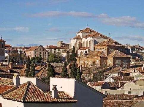 Si estás en Madrid y buscas una escapada única: la joya histórica de los balcones verdes y los paradores que conquista a los amantes del buen vino. Si estás en Madrid y buscas una escapada única: la joya histórica de los balcones verdes y los paradores que conquista a los amantes del buen vino