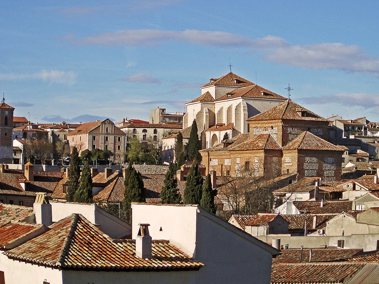 Si estás en Madrid y buscas una escapada única: la joya histórica de los balcones verdes y los paradores que conquista a los amantes del buen vino