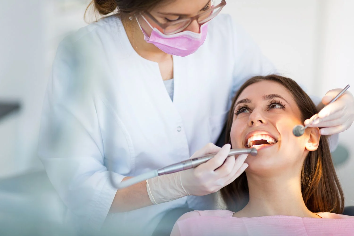 A tiro de piedra de un engaño: por qué la última ayuda del Gobierno para ir al dentista apenas te cubrirá nada si eres adulto