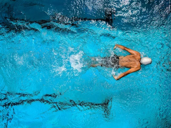 Fluidra mantiene un crecimiento sólido pese a la debilidad del segmento nuevas piscinas 1 Merca2 Las acciones cotizan a un múltiplo EV/EBITDA de 8 veces previsiones 2027 y a un PER de 13 veces previsiones 2027. Imagen: Agencias