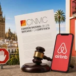Guerra por los pisos turísticos: la CNMC tumba la medida estrella de Sevilla contra Airbnb 6 Merca2 Imagen sobre los cambios de Airbnb en Sevilla. Generada con IA