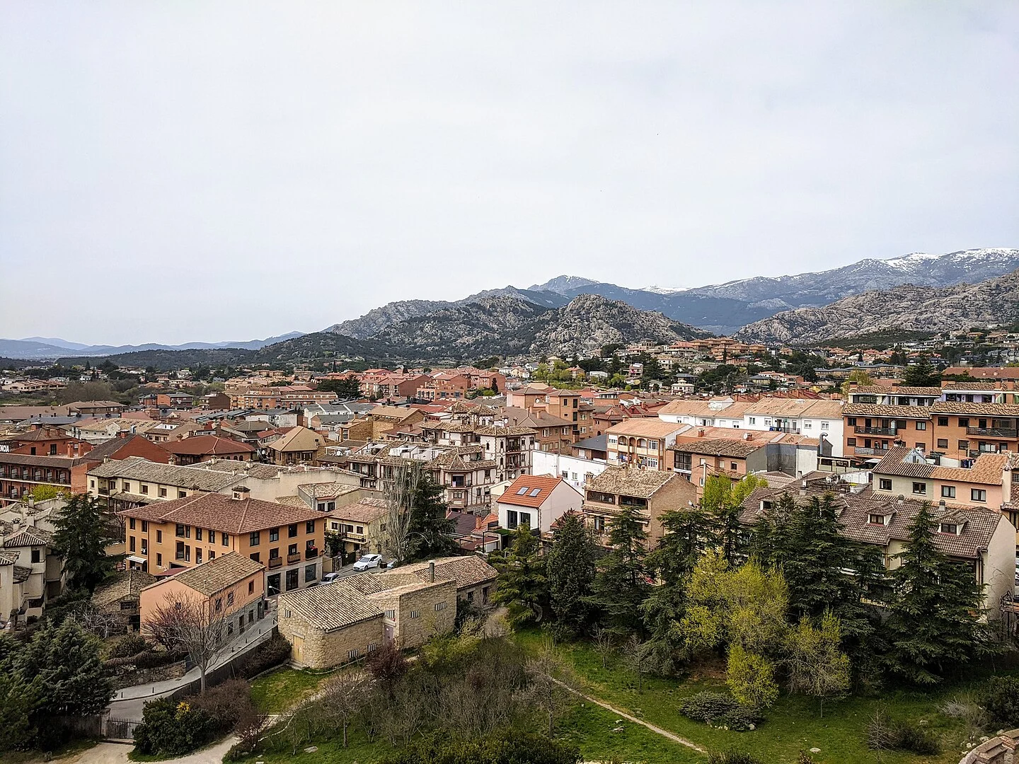 Combina senderismo suave y un castillo de leyenda en este planazo a pocos kilómetros de Madrid
