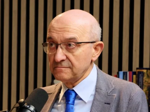 Miguel Ángel Martínez-González (68), epidemiólogo: “Las redes sociales buscan polarizar a la población porque la furia tiene un mayor carácter adictivo” Miguel Ángel Martínez-González (68), epidemiólogo: “Las redes sociales buscan polarizar a la población porque la furia tiene un mayor carácter adictivo”
